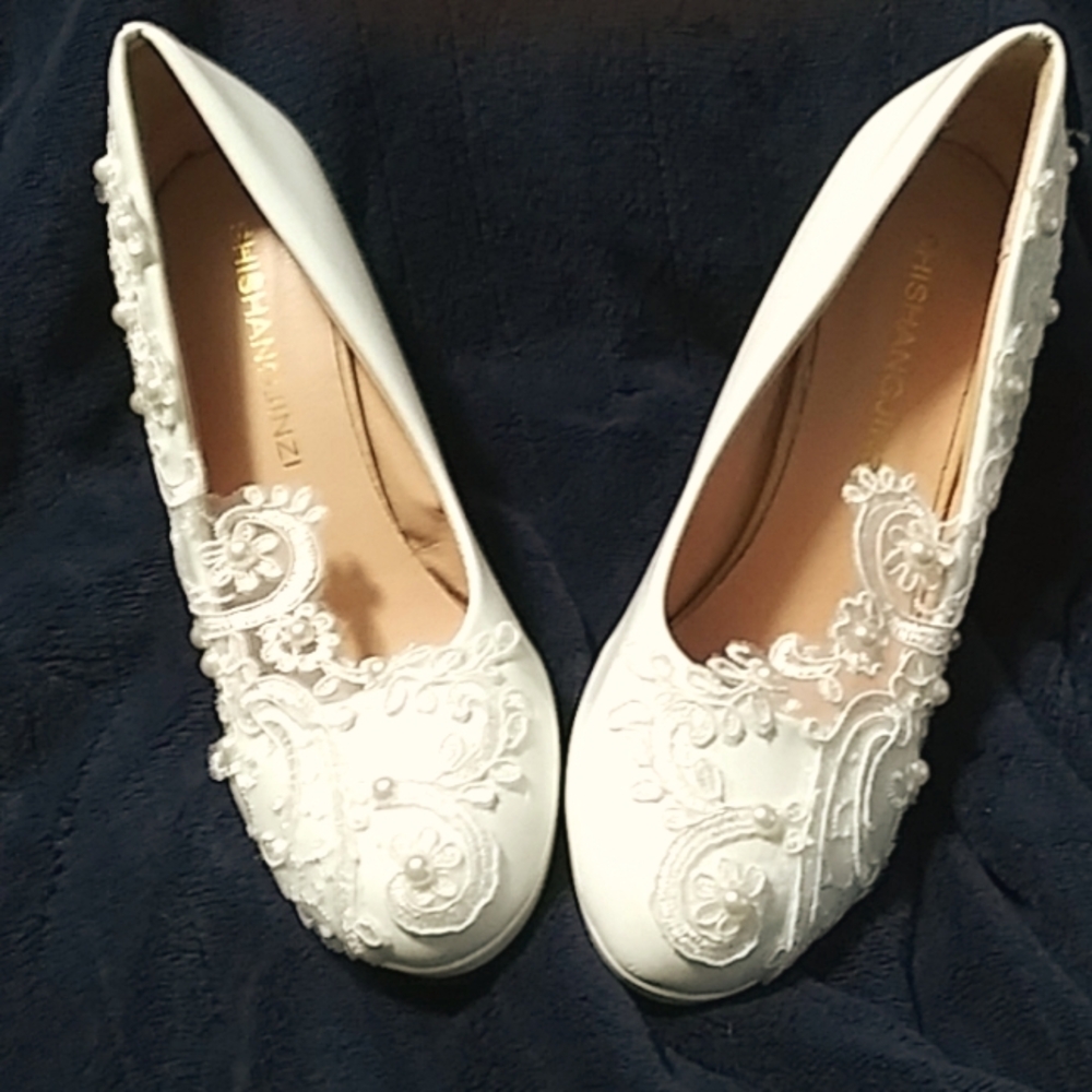 1 pair of Embroidered Shishangjnzi brides wedding shoes